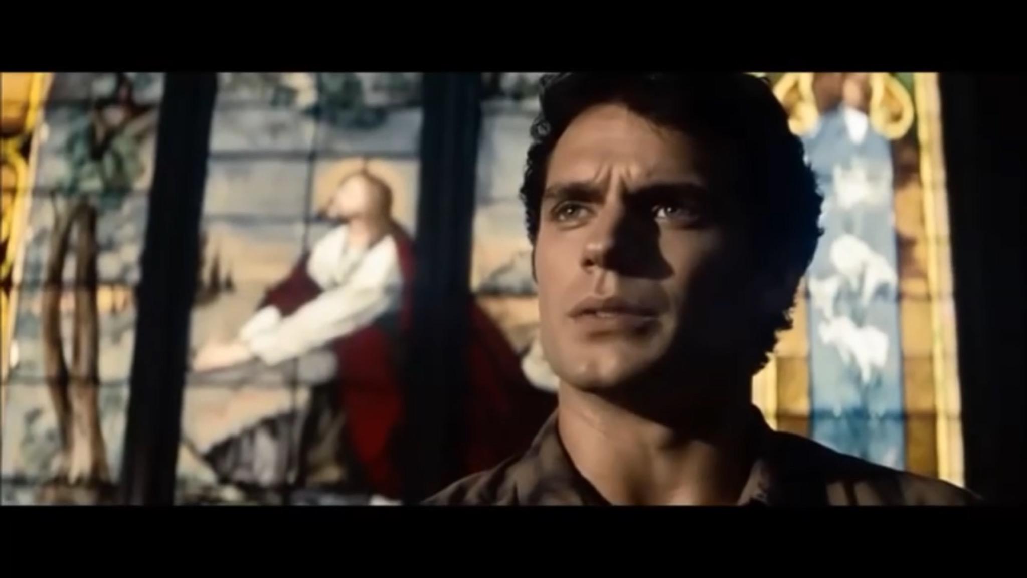 Clark Kent en una iglesia con la imagen de Jesús en la vidriera detrás — Man of Steel (2013)
